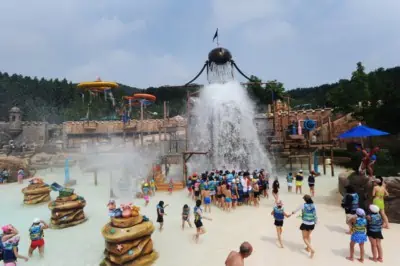 Watching people getting soaked by dropping water in the adventure pool at Caribbean Bay in Yongin