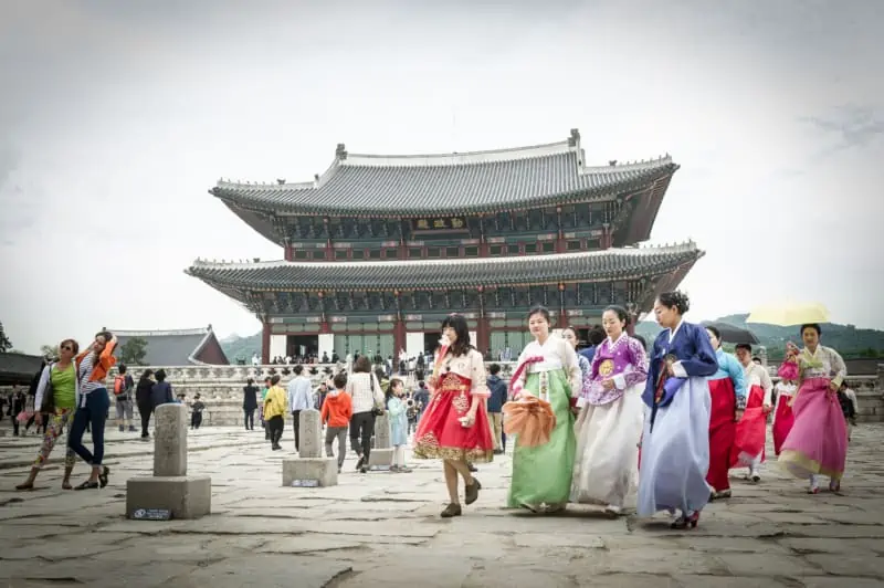 한국 전통 의상인 한복을 입고 관광중인 단체