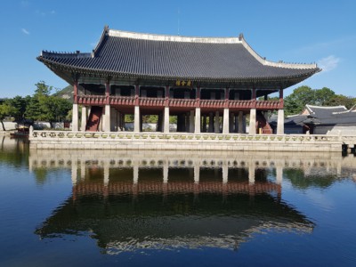 Gyeonghoeru Pavilion is a stunning, large piece of architecture sitting upon a large pond on the West side of Gyeongbokgung