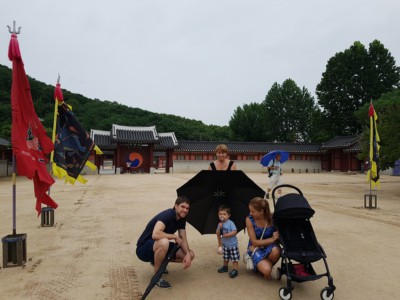 한국민속촌에서 사진을 찍기 위해 포즈를 취하는 가족