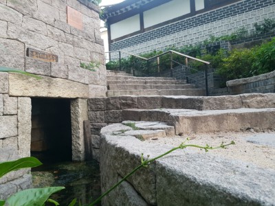 The water well inside Bukchon village 