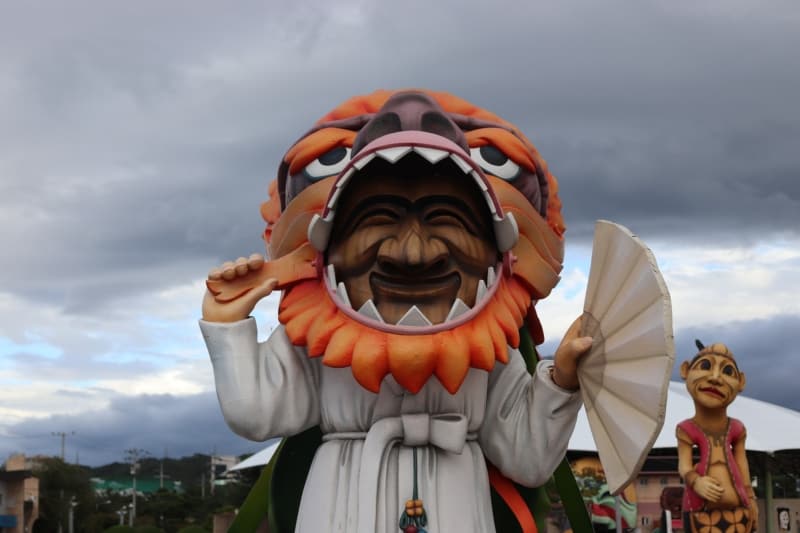 Statue of a dancing figure wearing a Hahoetal mask in Andong