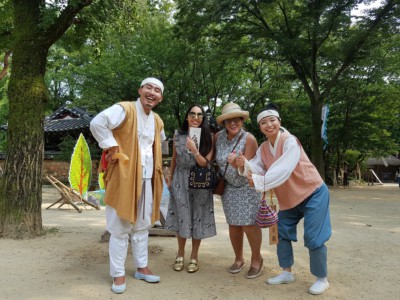 Actors wondering around the Folk Village pretending to be people from the Joseon era