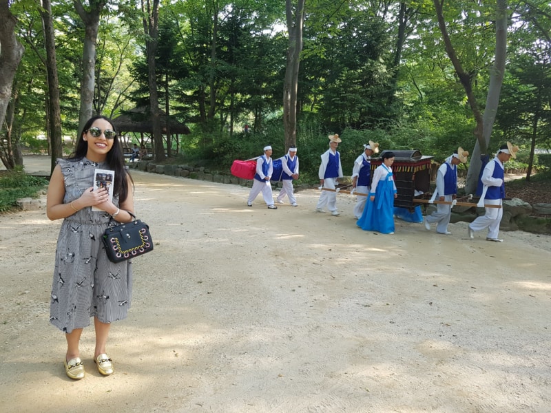 용인 한국 민속촌에서 전통 왕실의 교통 수단 관람