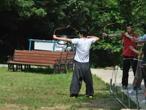 People learning Korean traditional archery