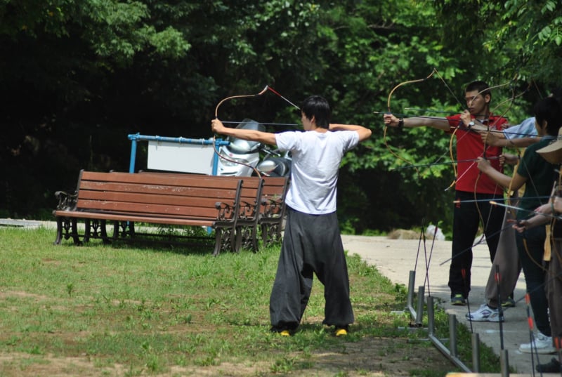 People learning Korean traditional archery