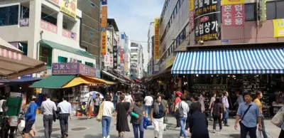 바쁜 남대문 시장의 한가운데 사람들이 지나가는 것을 보다