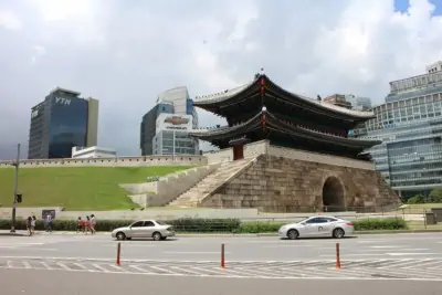 서울의 아름다운 옛 남대문을 바라보며 예상했던 바와 같이 요새입구처럼 보입니다.