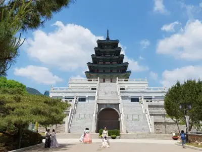 경복궁에있는 국립 민속 박물관의 멋진 건축물을 바라보다