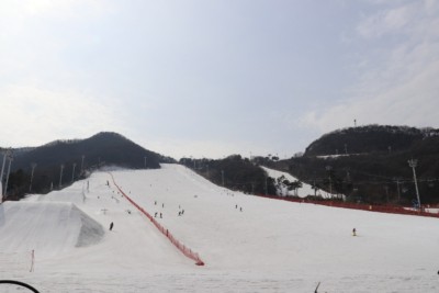 Showing Jisan ski resort slopes and jumps which make it the best ski resort in Korea for families