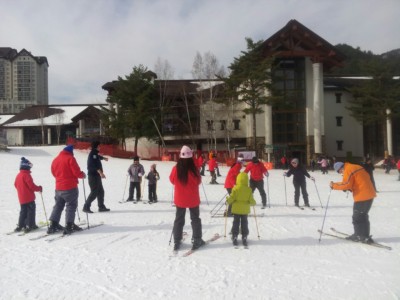 Our guests enjoying a ski lesson at Yongpyong Ski Resort