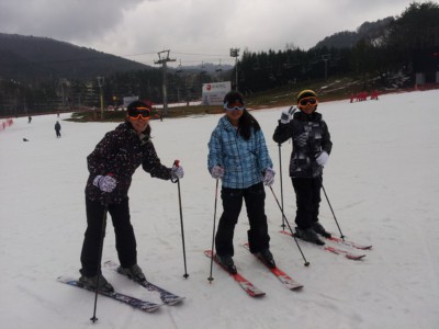 3 girls having fun skiing at Yongpyong ski resort in Korea