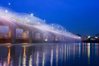 Water sprinkler show at Banpo bridge