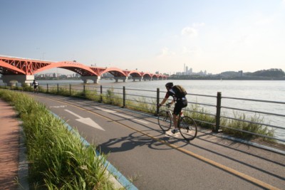 Someone enjoying our Han River Picnic Tour