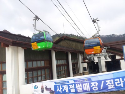 Yongpyong resort's gondolas departing the platform