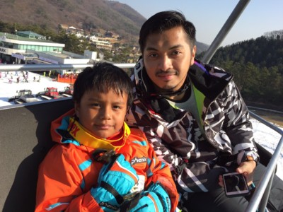 Everyone can enjoy our Yongpyong Ski and Stay package Father and son enjoying their time together during our Yongpyong Ski and Stay package