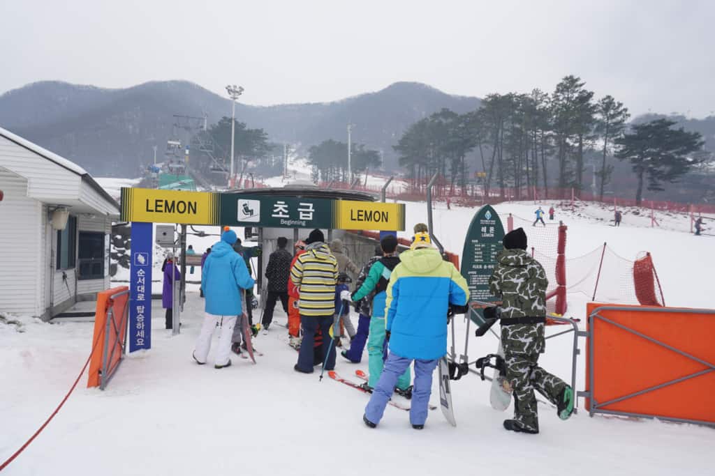 People at Jisan Forest Ski Resort waiting in line for one of the beginner friendly runs