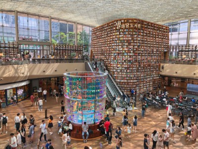 An open plan library in the middle of COEX Mall