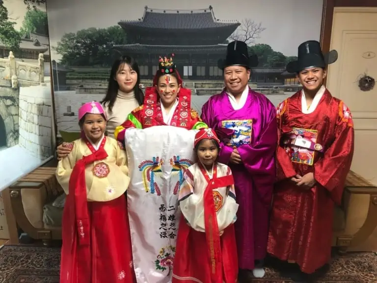 Wearing Hanbok (Korean traditional clothes) during a tour in Seoul)