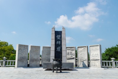 A photo of Mangbaedan Memorial which is a stone monument located at Imjingak Park.